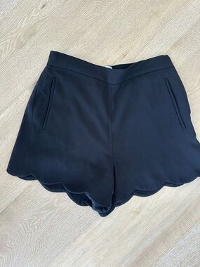 Aritzia Wilfred Women's Scallop Hem Black Shorts